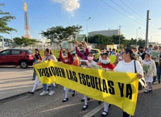 families protest schools near refinery Dos Bocas