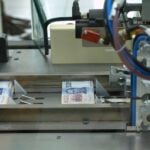 CIUDAD DE MÉXICO, 15OCTUBRE2023.- México cuenta con dos fábricas en el país, una ubicada en el estado de Jalisco inaugurada en el 2018 y otra en la Ciudad de México inaugurada en 1969. La denominación que se va imprimiendo depende mucho de la demanda de los billetes entre los mexicanos, la aproximación del BANXICO es que es de 40 billetes por ciudadano en circulación. Lo materiales con los que son fabricados los billetes en el país dependiendo la denominación es; polímero y algodón y estos materiales son importados de multinacionales europeas principalmente y certificadas por el Banco.