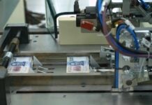 CIUDAD DE MÉXICO, 15OCTUBRE2023.- México cuenta con dos fábricas en el país, una ubicada en el estado de Jalisco inaugurada en el 2018 y otra en la Ciudad de México inaugurada en 1969. La denominación que se va imprimiendo depende mucho de la demanda de los billetes entre los mexicanos, la aproximación del BANXICO es que es de 40 billetes por ciudadano en circulación. Lo materiales con los que son fabricados los billetes en el país dependiendo la denominación es; polímero y algodón y estos materiales son importados de multinacionales europeas principalmente y certificadas por el Banco.