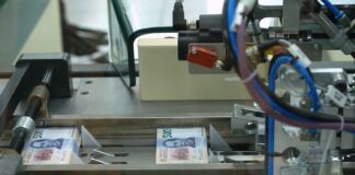 CIUDAD DE MÉXICO, 15OCTUBRE2023.- México cuenta con dos fábricas en el país, una ubicada en el estado de Jalisco inaugurada en el 2018 y otra en la Ciudad de México inaugurada en 1969. La denominación que se va imprimiendo depende mucho de la demanda de los billetes entre los mexicanos, la aproximación del BANXICO es que es de 40 billetes por ciudadano en circulación. Lo materiales con los que son fabricados los billetes en el país dependiendo la denominación es; polímero y algodón y estos materiales son importados de multinacionales europeas principalmente y certificadas por el Banco.