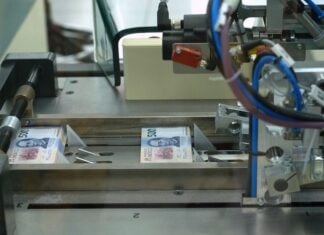 CIUDAD DE MÉXICO, 15OCTUBRE2023.- México cuenta con dos fábricas en el país, una ubicada en el estado de Jalisco inaugurada en el 2018 y otra en la Ciudad de México inaugurada en 1969. La denominación que se va imprimiendo depende mucho de la demanda de los billetes entre los mexicanos, la aproximación del BANXICO es que es de 40 billetes por ciudadano en circulación. Lo materiales con los que son fabricados los billetes en el país dependiendo la denominación es; polímero y algodón y estos materiales son importados de multinacionales europeas principalmente y certificadas por el Banco.