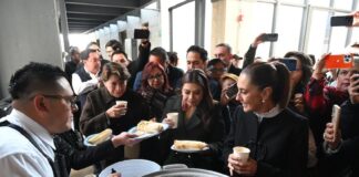 As today was Día de la Candelaria, the president enjoyed a traditional breakfast of tamales from the newly operational Observatorio light-rail train station.