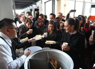 As today was Día de la Candelaria, the president enjoyed a traditional breakfast of tamales from the newly operational Observatorio light-rail train station.