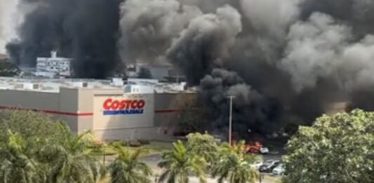 Image of a burning Costco in Puerto Vallarta