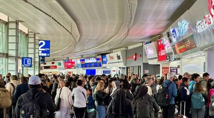 Mexico City's Northern Bus Terminal at midday yesterday, shortly after passengers were told that no buses would be leaving the station on Sunday.
