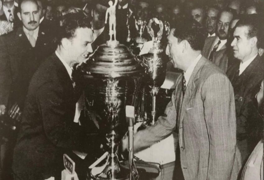 Hershel McGriff accepting the trophy for winning the 1950 Carrera Panamericana from Mexico’s President Miguel Alemán. (La Carrera Panamericana)