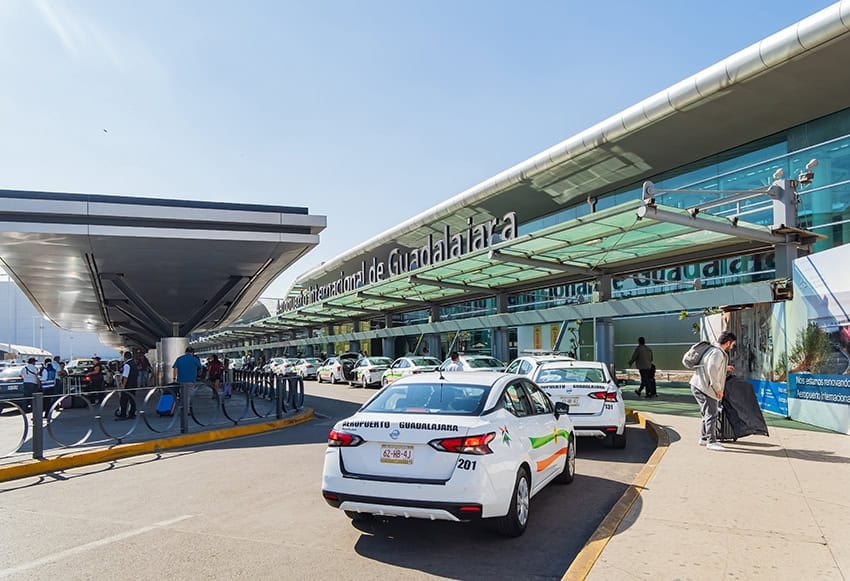 Airlines suspend some Jalisco flights due to security concerns; Bus service affected across the country