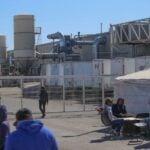 CIUDAD JUÁREZ, CHIHUAHUA, 02FEBRERO2026.- Ciudad Juárez registra afectaciones laborales derivadas de la quiebra del corporativo estadounidense First Brands Group, del cual dependen maquiladoras como Brake Parts Inc. (BPI Manufacturing), dedicadas a la producción de autopartes. De manera preliminar, se estima que alrededor de mil 500 trabajadores han sido afectados por el cierre de al menos cinco plantas en esta frontera, situación que se presenta desde finales de 2025, cuando la empresa inició un proceso de bancarrota en Estados Unidos. Ante la falta de información sobre pagos y liquidaciones, empleados han permanecido en las afueras de las maquiladoras, exigiendo información sobre su situación laboral y el cumplimiento de sus derechos.