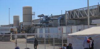 CIUDAD JUÁREZ, CHIHUAHUA, 02FEBRERO2026.- Ciudad Juárez registra afectaciones laborales derivadas de la quiebra del corporativo estadounidense First Brands Group, del cual dependen maquiladoras como Brake Parts Inc. (BPI Manufacturing), dedicadas a la producción de autopartes. De manera preliminar, se estima que alrededor de mil 500 trabajadores han sido afectados por el cierre de al menos cinco plantas en esta frontera, situación que se presenta desde finales de 2025, cuando la empresa inició un proceso de bancarrota en Estados Unidos. Ante la falta de información sobre pagos y liquidaciones, empleados han permanecido en las afueras de las maquiladoras, exigiendo información sobre su situación laboral y el cumplimiento de sus derechos.