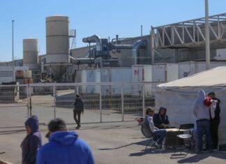 CIUDAD JUÁREZ, CHIHUAHUA, 02FEBRERO2026.- Ciudad Juárez registra afectaciones laborales derivadas de la quiebra del corporativo estadounidense First Brands Group, del cual dependen maquiladoras como Brake Parts Inc. (BPI Manufacturing), dedicadas a la producción de autopartes. De manera preliminar, se estima que alrededor de mil 500 trabajadores han sido afectados por el cierre de al menos cinco plantas en esta frontera, situación que se presenta desde finales de 2025, cuando la empresa inició un proceso de bancarrota en Estados Unidos. Ante la falta de información sobre pagos y liquidaciones, empleados han permanecido en las afueras de las maquiladoras, exigiendo información sobre su situación laboral y el cumplimiento de sus derechos.