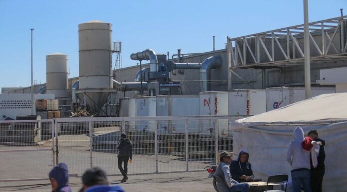 CIUDAD JUÁREZ, CHIHUAHUA, 02FEBRERO2026.- Ciudad Juárez registra afectaciones laborales derivadas de la quiebra del corporativo estadounidense First Brands Group, del cual dependen maquiladoras como Brake Parts Inc. (BPI Manufacturing), dedicadas a la producción de autopartes. De manera preliminar, se estima que alrededor de mil 500 trabajadores han sido afectados por el cierre de al menos cinco plantas en esta frontera, situación que se presenta desde finales de 2025, cuando la empresa inició un proceso de bancarrota en Estados Unidos. Ante la falta de información sobre pagos y liquidaciones, empleados han permanecido en las afueras de las maquiladoras, exigiendo información sobre su situación laboral y el cumplimiento de sus derechos.