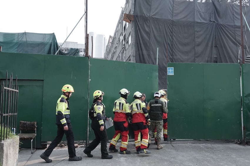 rescure workers at collapsed CDMX building
