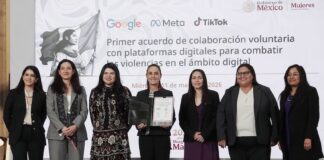 CIUDAD DE MÉXICO, 11MARZO2026.- Claudia Sheinbaum Pardo, presidenta de México; Citlalli Hernández Mora, secretaria de las Mujeres; Crystel Guadalupe Arellano Moreno, coordinadora nacional de Transformación Digital de la Agencia de Transformación Digital y Telecomunicaciones; Laura Margarita Reyna de la Garza, gerente de Asuntos Públicos para Latinoamérica Hispanoahablante de TikTok; Daniela Guerra, líder de Creadores y Responsabilidad para YouTube Hispanoamérica; Sofía Sánchez Velasco, gerente de Relaciones con Gobierno y Políticas Públicas para Google México, Centroamérica y Caribe; y Eliana Pérez Gaffney, líder de Políticas Públicas para México de Meta durante la firma del acuerdo de colaboración voluntaria con plataformas digitales para combatir las violencias en el ámbito digital, en la conferencia matutina en Palacio Nacional.