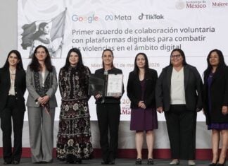 CIUDAD DE MÉXICO, 11MARZO2026.- Claudia Sheinbaum Pardo, presidenta de México; Citlalli Hernández Mora, secretaria de las Mujeres; Crystel Guadalupe Arellano Moreno, coordinadora nacional de Transformación Digital de la Agencia de Transformación Digital y Telecomunicaciones; Laura Margarita Reyna de la Garza, gerente de Asuntos Públicos para Latinoamérica Hispanoahablante de TikTok; Daniela Guerra, líder de Creadores y Responsabilidad para YouTube Hispanoamérica; Sofía Sánchez Velasco, gerente de Relaciones con Gobierno y Políticas Públicas para Google México, Centroamérica y Caribe; y Eliana Pérez Gaffney, líder de Políticas Públicas para México de Meta durante la firma del acuerdo de colaboración voluntaria con plataformas digitales para combatir las violencias en el ámbito digital, en la conferencia matutina en Palacio Nacional.