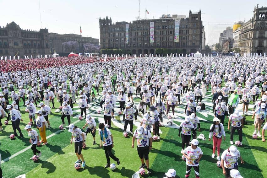 CIUDAD DE MÉXICO, 15MARZO2026.- Participantes de "La clase de futbol más grande del mundo 2026" realizada en la plancha del zócalo capitalino, la cual se hizo acreedora del World Record Guinness al juntar 9 mil 500 participantes. FOTO: MARIO JASSO/CUARTOSCURO.COM