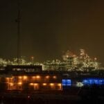 PARAÍSO, TABASCO, 17MARZO2026.- Vista exterior de la refinería Dos Bocas en Tabasco. Los servicios de emergencia respondieron hoy a un incendio de gran magnitud dentro de las instalaciones que, hasta el momento, ha dejado un saldo de cinco víctimas mortales. La refinería, proyecto insignia del gobierno de AMLO, ha estado bajo escrutinio por sus tiempos de operación y protocolos de seguridad.