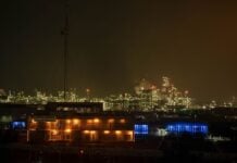 PARAÍSO, TABASCO, 17MARZO2026.- Vista exterior de la refinería Dos Bocas en Tabasco. Los servicios de emergencia respondieron hoy a un incendio de gran magnitud dentro de las instalaciones que, hasta el momento, ha dejado un saldo de cinco víctimas mortales. La refinería, proyecto insignia del gobierno de AMLO, ha estado bajo escrutinio por sus tiempos de operación y protocolos de seguridad.