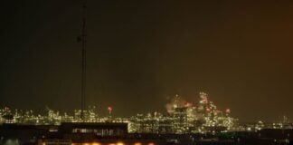 PARAÍSO, TABASCO, 17MARZO2026.- Vista exterior de la refinería Dos Bocas en Tabasco. Los servicios de emergencia respondieron hoy a un incendio de gran magnitud dentro de las instalaciones que, hasta el momento, ha dejado un saldo de cinco víctimas mortales. La refinería, proyecto insignia del gobierno de AMLO, ha estado bajo escrutinio por sus tiempos de operación y protocolos de seguridad.