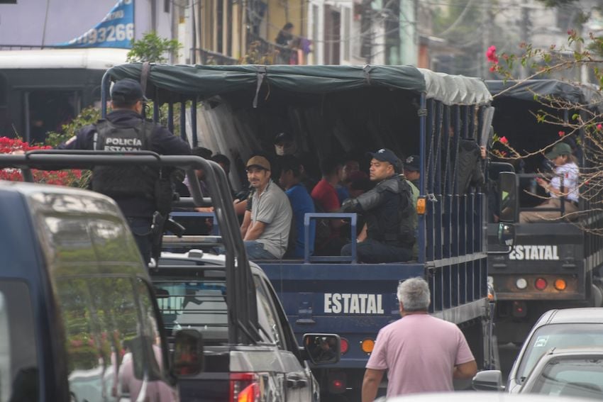 XALAPA, VERACRUZ, 23MARZO2026.- Fueron hallados 229 migrantes en la caja de untrailer que esta estacionado en un deposito de vehículos. Las persoans fueron asegurdasd por autoridades estatales y federales y enviadas a un centro migratorio para deifnir sus esatus en el país. No se reportaron lesionados. FOTO: TONATIUH NAVARRO/CUARTOSCURO.COM