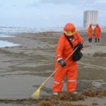 More than 50 workers from the company MAYA, a subcontractor for PEMEX, carry out intensive cleanup efforts along the beach of Coatzacoalcos, Veracruz, as part of the government's response to the presence of an oil spill in the area.