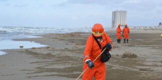 More than 50 workers from the company MAYA, a subcontractor for PEMEX, carry out intensive cleanup efforts along the beach of Coatzacoalcos, Veracruz, as part of the government's response to the presence of an oil spill in the area.