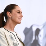 Manzanillo, Colima, México, 13 de marzo de 2026. La doctora Claudia Sheinbaum Pardo, presidenta Constitucional de los Estados Unidos Mexicanos en conferencia de prensa matutina, “Conferencia del Pueblo” desde Colima. La acompañan Indira Vizcaíno Silva, gobernadora Constitucional del Estado de Colima; Omar García Harfuch, secretario de Seguridad y Protección Ciudadana (SSPC); Raymundo Pedro Morales Ángeles, secretario de Marina (Semar); Bulmaro Juárez Pérez, divulgador de lenguas originarias, presentador de la sección “Suave Patria”; Ricardo Trevilla Trejo, secretario de la Defensa Nacional (Sedena); Jesús Antonio Esteva Medina, secretario de Infraestructura, Comunicaciones y Transportes; Bryant Alejandro García Ramírez, fiscal general del Estado de Colima; Fabián Ricardo Gómez Calcáneo; Rocío Bárcena Molina, subsecretaria de Desarrollo Democrático, Participación Social y Asuntos Religiosos de la Secretaría de Gobernación; Efraín Morales López, director general de la Comisión Nacional del Agua (Conagua); Marcela Figueroa Franco, secretaria ejecutiva del Sistema Nacional de Seguridad Pública (SESNSP) y Guillermo Briseño Lobera, comandante de la Guardia Nacional (GN). Foto: Saúl López / Presidencia