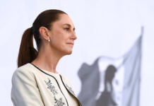Manzanillo, Colima, México, 13 de marzo de 2026. La doctora Claudia Sheinbaum Pardo, presidenta Constitucional de los Estados Unidos Mexicanos en conferencia de prensa matutina, “Conferencia del Pueblo” desde Colima. La acompañan Indira Vizcaíno Silva, gobernadora Constitucional del Estado de Colima; Omar García Harfuch, secretario de Seguridad y Protección Ciudadana (SSPC); Raymundo Pedro Morales Ángeles, secretario de Marina (Semar); Bulmaro Juárez Pérez, divulgador de lenguas originarias, presentador de la sección “Suave Patria”; Ricardo Trevilla Trejo, secretario de la Defensa Nacional (Sedena); Jesús Antonio Esteva Medina, secretario de Infraestructura, Comunicaciones y Transportes; Bryant Alejandro García Ramírez, fiscal general del Estado de Colima; Fabián Ricardo Gómez Calcáneo; Rocío Bárcena Molina, subsecretaria de Desarrollo Democrático, Participación Social y Asuntos Religiosos de la Secretaría de Gobernación; Efraín Morales López, director general de la Comisión Nacional del Agua (Conagua); Marcela Figueroa Franco, secretaria ejecutiva del Sistema Nacional de Seguridad Pública (SESNSP) y Guillermo Briseño Lobera, comandante de la Guardia Nacional (GN). Foto: Saúl López / Presidencia