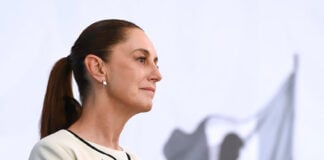 Manzanillo, Colima, México, 13 de marzo de 2026. La doctora Claudia Sheinbaum Pardo, presidenta Constitucional de los Estados Unidos Mexicanos en conferencia de prensa matutina, “Conferencia del Pueblo” desde Colima. La acompañan Indira Vizcaíno Silva, gobernadora Constitucional del Estado de Colima; Omar García Harfuch, secretario de Seguridad y Protección Ciudadana (SSPC); Raymundo Pedro Morales Ángeles, secretario de Marina (Semar); Bulmaro Juárez Pérez, divulgador de lenguas originarias, presentador de la sección “Suave Patria”; Ricardo Trevilla Trejo, secretario de la Defensa Nacional (Sedena); Jesús Antonio Esteva Medina, secretario de Infraestructura, Comunicaciones y Transportes; Bryant Alejandro García Ramírez, fiscal general del Estado de Colima; Fabián Ricardo Gómez Calcáneo; Rocío Bárcena Molina, subsecretaria de Desarrollo Democrático, Participación Social y Asuntos Religiosos de la Secretaría de Gobernación; Efraín Morales López, director general de la Comisión Nacional del Agua (Conagua); Marcela Figueroa Franco, secretaria ejecutiva del Sistema Nacional de Seguridad Pública (SESNSP) y Guillermo Briseño Lobera, comandante de la Guardia Nacional (GN). Foto: Saúl López / Presidencia