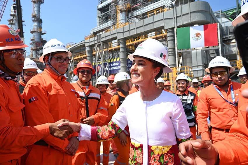 Sheinbaum greets construction workers