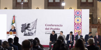 Cuauhtémoc, Ciudad de México. 23 de marzo 2026. La presidenta constitucional de los Estados Unidos Mexicanos, la Doctora Claudia Sheinbaum Pardo en conferencia de prensa matutina en el salón de la Tesorería de Palacio Nacional. La acompañan: Efraín Morales López, Director General de la Comisión Nacional del Agua (CONAGUA); ; Iván Escalante, Procurador Federal del Consumidor (Profeco); Alfonso Suárez del Real, asesor político de la Coordinación de Comunicación Social; Foto: Gabriel Monroy/Presidencia