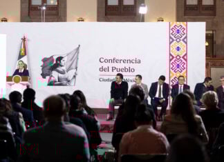Cuauhtémoc, Ciudad de México. 23 de marzo 2026. La presidenta constitucional de los Estados Unidos Mexicanos, la Doctora Claudia Sheinbaum Pardo en conferencia de prensa matutina en el salón de la Tesorería de Palacio Nacional. La acompañan: Efraín Morales López, Director General de la Comisión Nacional del Agua (CONAGUA); ; Iván Escalante, Procurador Federal del Consumidor (Profeco); Alfonso Suárez del Real, asesor político de la Coordinación de Comunicación Social; Foto: Gabriel Monroy/Presidencia