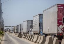TIJUANA BAJA CALIFORNIA, 01JUNIO2018.- Camiones de carga forman largas filas en la garita de Otay, la cual representa el tercer acceso comercial más importante entre México y Estados Unidos con un cruce de 800 mil camiones cada año. Este viernes México y Canadá se unieron en contra de los aranceles impuestos al acero y aluminio por el presidente estadounidense Donald Trump. FOTO: OMAR MARTÍNEZ /CUARTOSCURO.COM