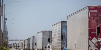 TIJUANA BAJA CALIFORNIA, 01JUNIO2018.- Camiones de carga forman largas filas en la garita de Otay, la cual representa el tercer acceso comercial más importante entre México y Estados Unidos con un cruce de 800 mil camiones cada año. Este viernes México y Canadá se unieron en contra de los aranceles impuestos al acero y aluminio por el presidente estadounidense Donald Trump. FOTO: OMAR MARTÍNEZ /CUARTOSCURO.COM