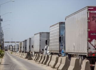TIJUANA BAJA CALIFORNIA, 01JUNIO2018.- Camiones de carga forman largas filas en la garita de Otay, la cual representa el tercer acceso comercial más importante entre México y Estados Unidos con un cruce de 800 mil camiones cada año. Este viernes México y Canadá se unieron en contra de los aranceles impuestos al acero y aluminio por el presidente estadounidense Donald Trump. FOTO: OMAR MARTÍNEZ /CUARTOSCURO.COM