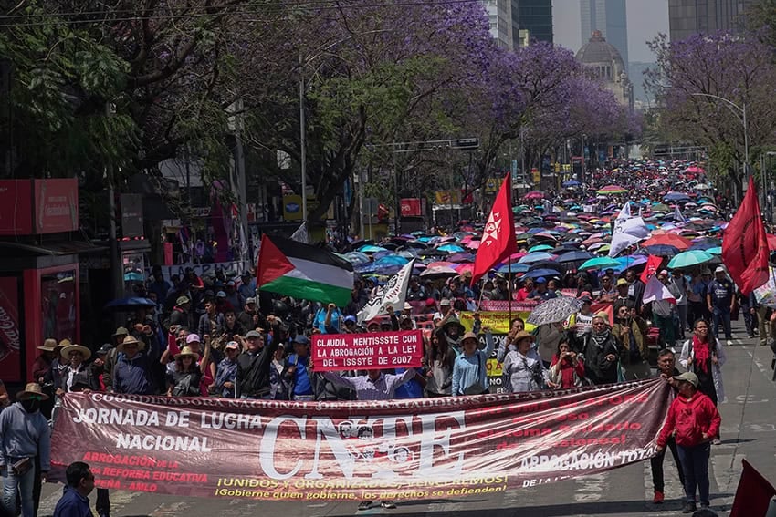 A CNTE teachers protest march in Mexico City