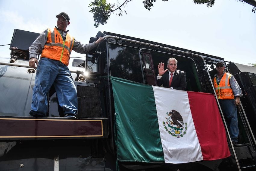 CIUDAD DE MÉXICO, 07JUNIO2024.- Miles de personas observaron a "La emperatriz" locomotora de vapor de 1930 como parte de su último recorrido "Final Spike Steam Tour" que partió desde Canadá y mantiene su última parada en el cruce de Río San Joaquín y Ferrocarril de Cuernavaca en Polanco. En la imagen, Óscar Augusto del Cueto, presidente Canadian Pacific Kansas City (CPKC) de México, junto a dos operadores de ferrocarril. FOTO: MARIO JASSO/CUARTOSCURO.COM