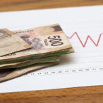 Mexican peso 500-peso bills and a chart