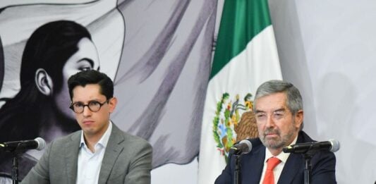 De la Fuente (R) said in his resignation message that Sheinbaum had appointed Roberto Velasco (L) as his successor. Velasco is the current deputy foreign minister for North America.