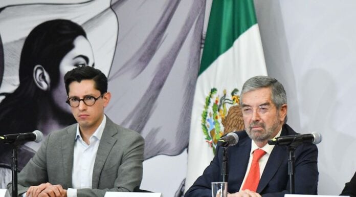 De la Fuente (R) said in his resignation message that Sheinbaum had appointed Roberto Velasco (L) as his successor. Velasco is the current deputy foreign minister for North America.