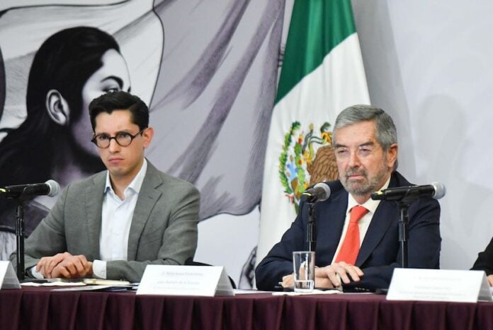 De la Fuente (R) said in his resignation message that Sheinbaum had appointed Roberto Velasco (L) as his successor. Velasco is the current deputy foreign minister for North America.