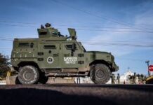 CULIACÁN, SINALOA, 18 FEBRERO 2026.- Se registraron dos ataques armados en distintos puntos de la ciudad: el primero frente a un local de pollos asados sobre la carretera Culiacán-Eldorado, en la comunidad de El Diez, donde dos hombres fueron asesinados y uno de ellos, menor de edad, resultó herido; y el segundo a espaldas de la barda del panteón de La Lima, en las inmediaciones de la colonia Universidad Autónoma de Sinaloa, donde un joven fue asesinado a balazos. Con estos hechos, la cifra de víctimas mortales asciende a siete personas, entre ellas una mujer.