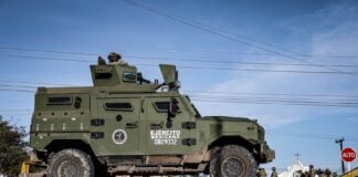 CULIACÁN, SINALOA, 18 FEBRERO 2026.- Se registraron dos ataques armados en distintos puntos de la ciudad: el primero frente a un local de pollos asados sobre la carretera Culiacán-Eldorado, en la comunidad de El Diez, donde dos hombres fueron asesinados y uno de ellos, menor de edad, resultó herido; y el segundo a espaldas de la barda del panteón de La Lima, en las inmediaciones de la colonia Universidad Autónoma de Sinaloa, donde un joven fue asesinado a balazos. Con estos hechos, la cifra de víctimas mortales asciende a siete personas, entre ellas una mujer.