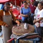 CIUDAD DE MÉXICO, 26FEBRERO2026.- Con el inicio de los Viernes de Cuaresma, los precios de pescados y mariscos incrementaron en los puestos del Mercado la Nueva Viga. En la imagen, un vendedor corta un pescado en filetes para su venta.
