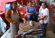 CIUDAD DE MÉXICO, 26FEBRERO2026.- Con el inicio de los Viernes de Cuaresma, los precios de pescados y mariscos incrementaron en los puestos del Mercado la Nueva Viga. En la imagen, un vendedor corta un pescado en filetes para su venta.