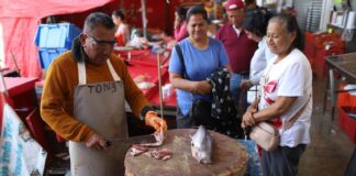 CIUDAD DE MÉXICO, 26FEBRERO2026.- Con el inicio de los Viernes de Cuaresma, los precios de pescados y mariscos incrementaron en los puestos del Mercado la Nueva Viga. En la imagen, un vendedor corta un pescado en filetes para su venta.