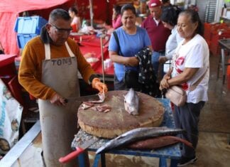 CIUDAD DE MÉXICO, 26FEBRERO2026.- Con el inicio de los Viernes de Cuaresma, los precios de pescados y mariscos incrementaron en los puestos del Mercado la Nueva Viga. En la imagen, un vendedor corta un pescado en filetes para su venta.