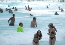 Tourists at the beach in Cancún, Quintana Roo