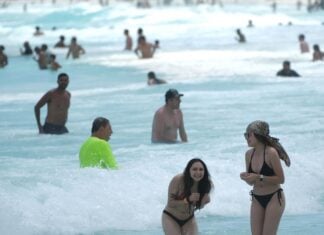 Tourists at the beach in Cancún, Quintana Roo