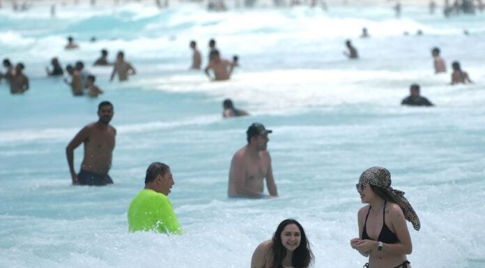 Tourists at the beach in Cancún, Quintana Roo