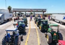 Farmers in Costa Rica, Sinaloa, protested unfair prices for their harvests and insecurity on the highways.